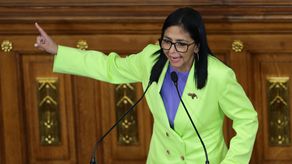 Delcy Rodríguez dice que si le tocara ir a Washington iría de pie, pero no arrastrada