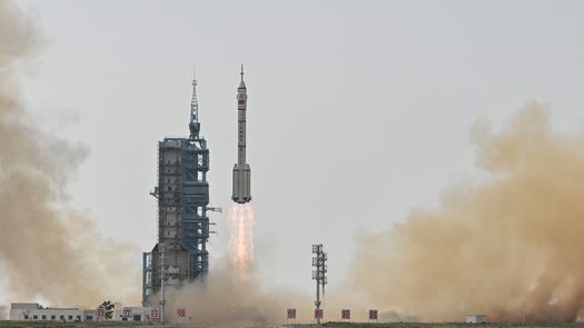 Misión china con primer astronauta civil llega a estación espacial Tiangong