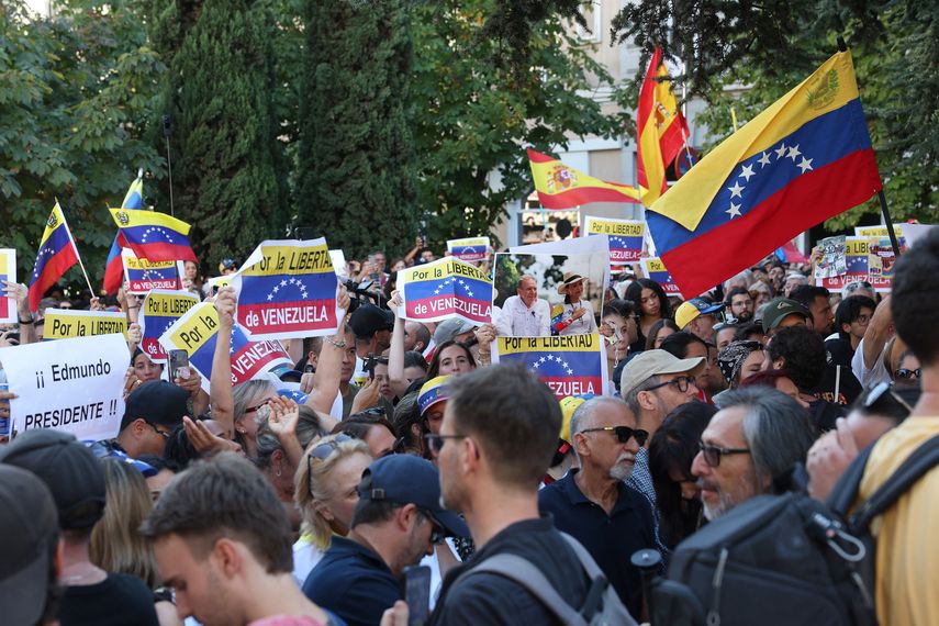 Venezolanos se manifiestan ante Congreso español en apoyo de González Urrutia