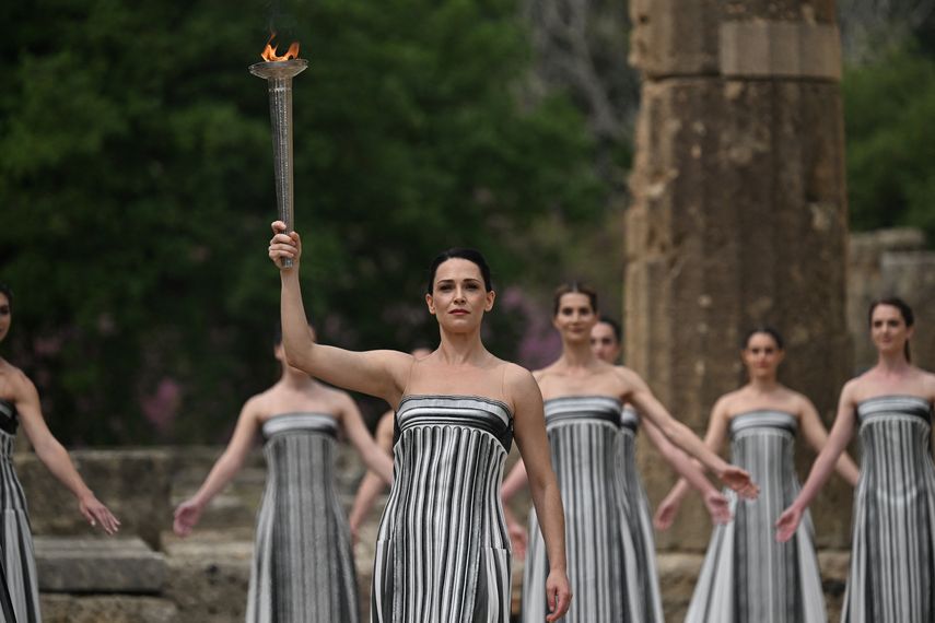 Grecia entrega llama olímpica a organizadores de París-2024