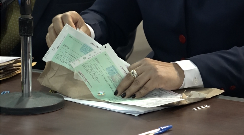 Funcionarios de la Asamblea cobran su segunda quincena de abril mediante cheques