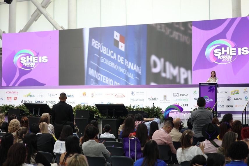 Primera Dama participa como oradora en She Is Global Forum