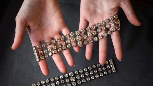 Subastan dos brazaletes de la reina francesa María Antonieta