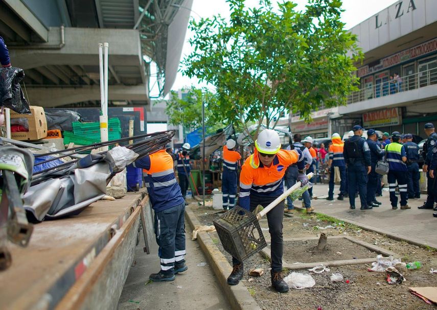 Metro de Panamá ejecuta desalojos de buhoneros en la estación 24 de diciembre