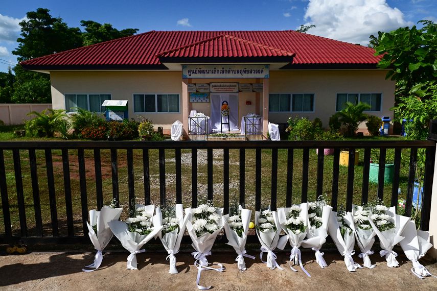 Las familias de las víctimas de la matanza perpetrada en un jardín de infancia de Tailandia se congregaron este martes en un templo del noreste del país, donde los fallecidos serán incinerados en una inusual ceremonia colectiva.