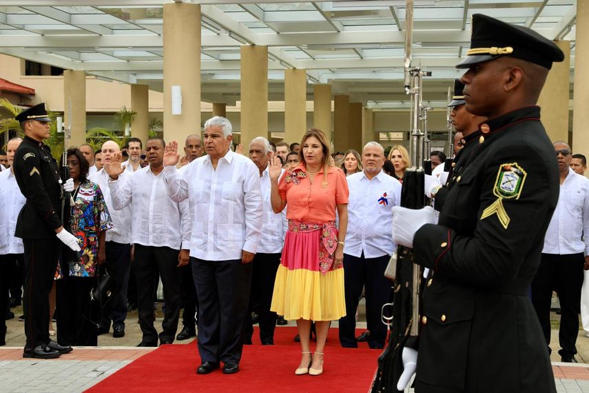 Presidente Mulino visita Colón para los desfiles patrios