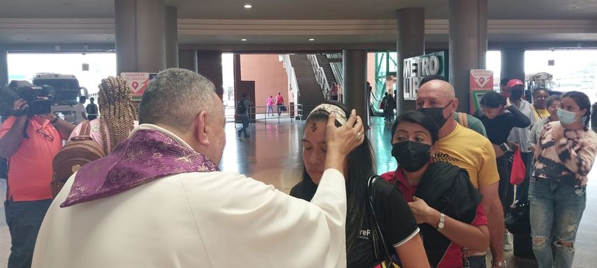 La Semana Santa se celebrará este 2023 desde el domingo 2 de abril (domingo de ramos) hasta el sábado 8 de abril, tiempo en que se medita la pasión y muerte de Jesucristo. Las actividades culminan con el domingo de Pascua de Resurrección. Esta mañana monseñor Ulloa estuvo en la Termional Nacional de Transporte en Albrook.