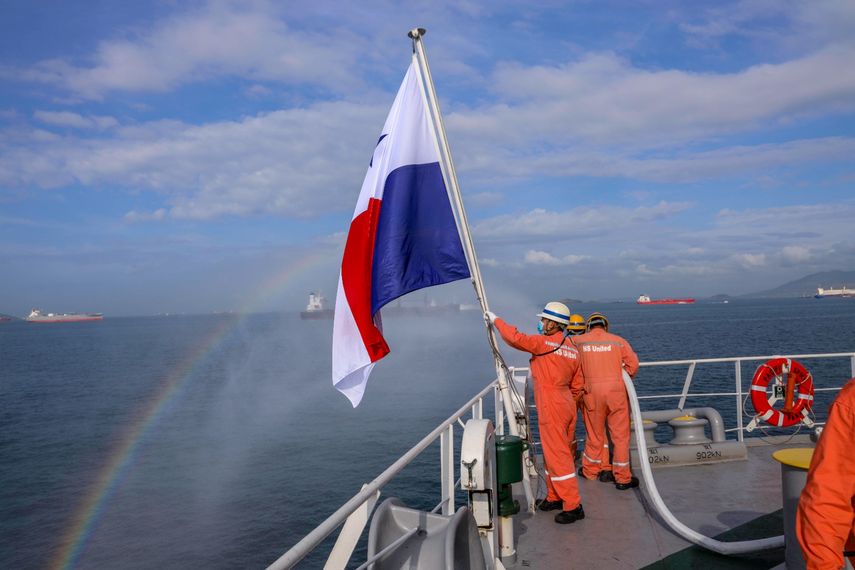 El presidente de Panamá, José Raúl Mulino, anunció este jueves una futura propuesta para reformar el registro de la marina mercante, la mayor del mundo, de cara a hacerla más "competitiva" en medio de las tensiones con China por las detenciones de buques de bandera panameña en sus puertos. El presidente de Panamá, José Raúl Mulino, anunció este jueves una futura propuesta para reformar el registro de la marina mercante, la mayor del mundo, de cara a hacerla más "competitiva" en medio de las tensiones con China por las detenciones de buques de bandera panameña en sus puertos.