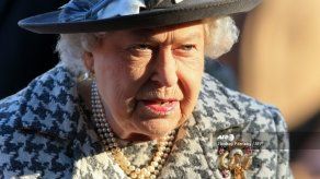 Reina de Inglaterra deja sin títulos reales a Enrique y Meghan