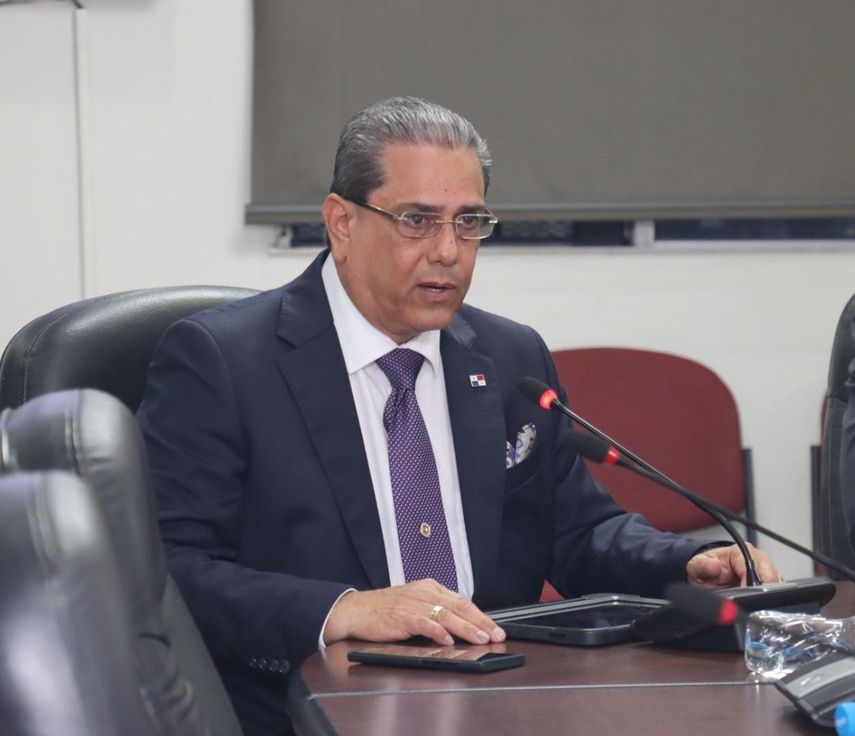 El ministro del Miviot aseguró que con esta Ley se busca "beneficiar a la clase media, esa clase trabajadora que normalmente no tiene beneficios importantes". El ministro del Miviot aseguró que con esta Ley se busca "beneficiar a la clase media, esa clase trabajadora que normalmente no tiene beneficios importantes".