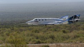 Nave Virgin Galactic aterriza sin contratiempos tras ir al espacio