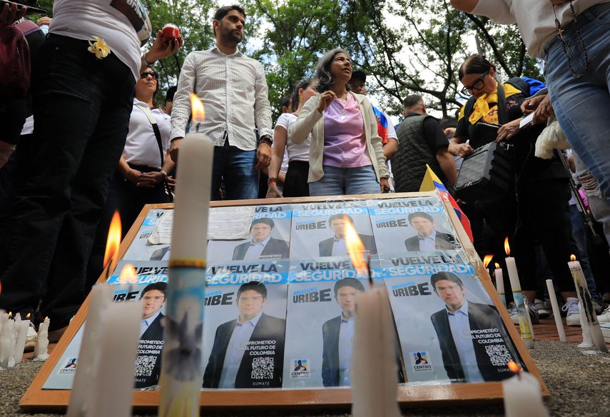 El aspirante a la presidencia de Colombia, Miguel Uribe Turbay, baleado la semana pasada en un evento público, fue sometido este lunes a una cirugía de urgencia por "sangrado intercerebral agudo", informó la clínica que lo atiende. El aspirante a la presidencia de Colombia, Miguel Uribe Turbay, baleado la semana pasada en un evento público, fue sometido este lunes a una cirugía de urgencia por "sangrado intercerebral agudo", informó la clínica que lo atiende.