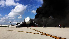 Varios heridos al incendiarse un avión en aeropuerto de Florida
