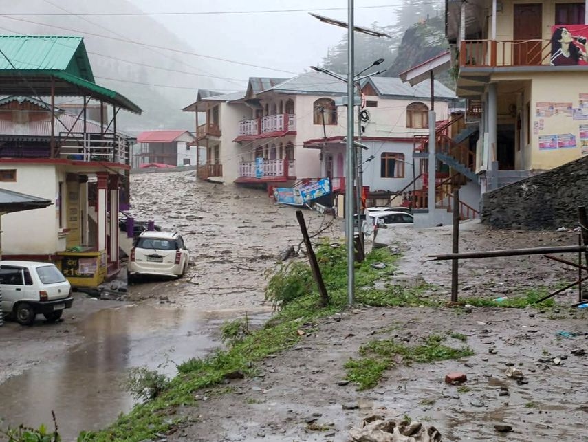 Al menos cuatro personas murieron y decenas se encuentran desaparecidas tras una avalancha súbita provocada por una "explosión de nube", un fenómeno de lluvias torrenciales, que ha arrasado este martes una aldea en el estado de Uttarakhand, en el Himalaya indio, informaron fuentes oficiales. Al menos cuatro personas murieron y decenas se encuentran desaparecidas tras una avalancha súbita provocada por una "explosión de nube", un fenómeno de lluvias torrenciales, que ha arrasado este martes una aldea en el estado de Uttarakhand, en el Himalaya indio, informaron fuentes oficiales.