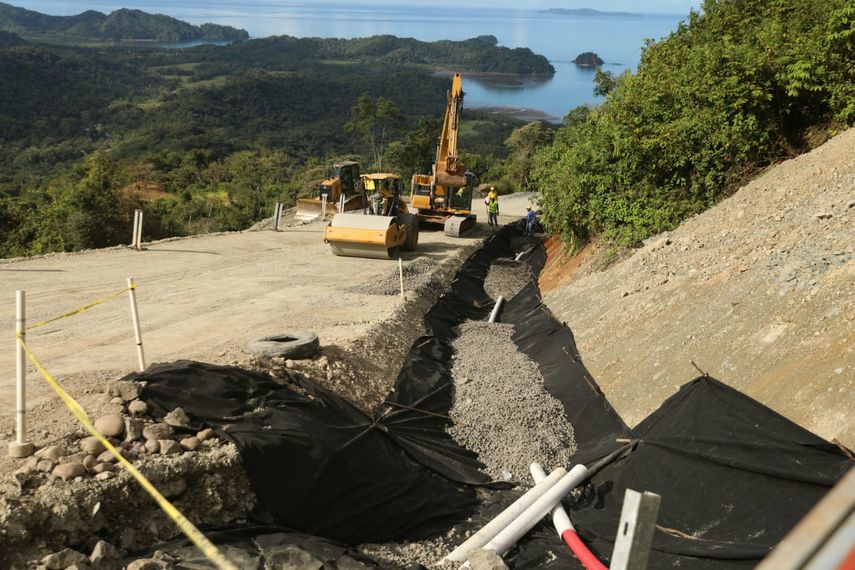 Concesionaria del MOP trabaja en la reparación de los caminos afectados por las fuertes lluvias. Concesionaria del MOP trabaja en la reparación de los caminos afectados por las fuertes lluvias.