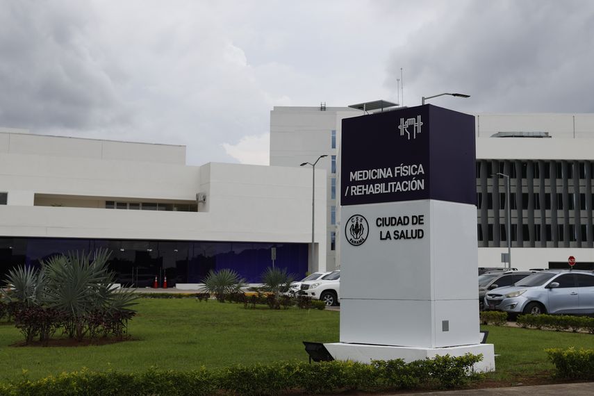 Lau Cortés, que está a punto de concluir su mandato, destaca que Panamá puede ser competitivo en precios, con "cerca de un 30 a 40 por ciento de lo que cuesta en otros lugares". Lau Cortés, que está a punto de concluir su mandato, destaca que Panamá puede ser competitivo en precios, con "cerca de un 30 a 40 por ciento de lo que cuesta en otros lugares".