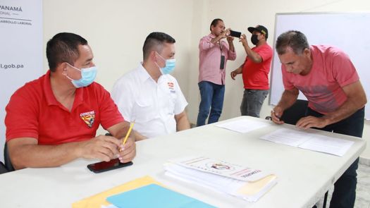 Ayer martes, trabajadores de bananeras firmaron un convenio con la empresa Banapiña S.A. para continuar con labores de siembra, cosecha y comercialización del banano en Barú, el cual fue supervisado por el MITRADEL.
