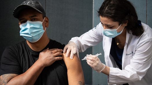 Manipuladores de alimentos deben contar con esquema completo de vacunación