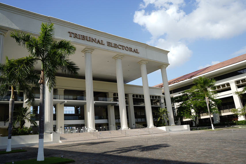 Candidatos presidenciales alzan la voz ante cambios del TE