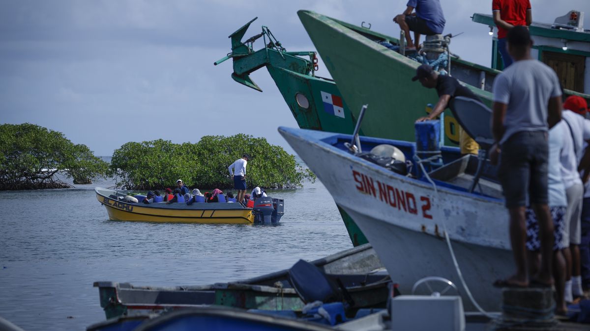 Entre el 1 y el 18 de enero llegaron a Panamá 577 migrantes irregulares que viajan de regreso a Suramérica tras ver frustrados sus planes de instalarse en Estados Unidos, que bajo la segunda presidencia de Donald Trump ha emprendido una campaña de deportaciones masivas en el marco del endurecimiento de la política inmigratoria del país norteamericano. Entre el 1 y el 18 de enero llegaron a Panamá 577 migrantes irregulares que viajan de regreso a Suramérica tras ver frustrados sus planes de instalarse en Estados Unidos, que bajo la segunda presidencia de Donald Trump ha emprendido una campaña de deportaciones masivas en el marco del endurecimiento de la política inmigratoria del país norteamericano.