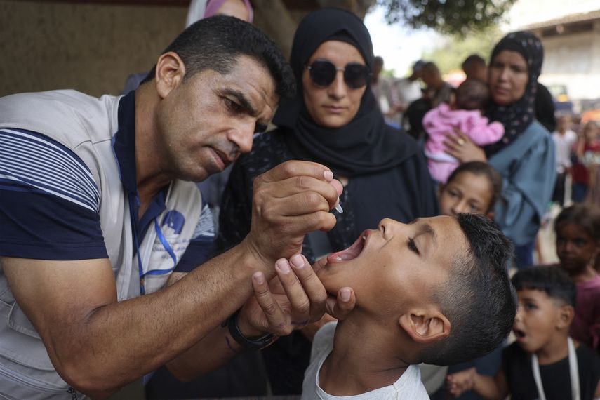 Franja de Gaza: Familias acuden a vacunar a sus niños contra la polio