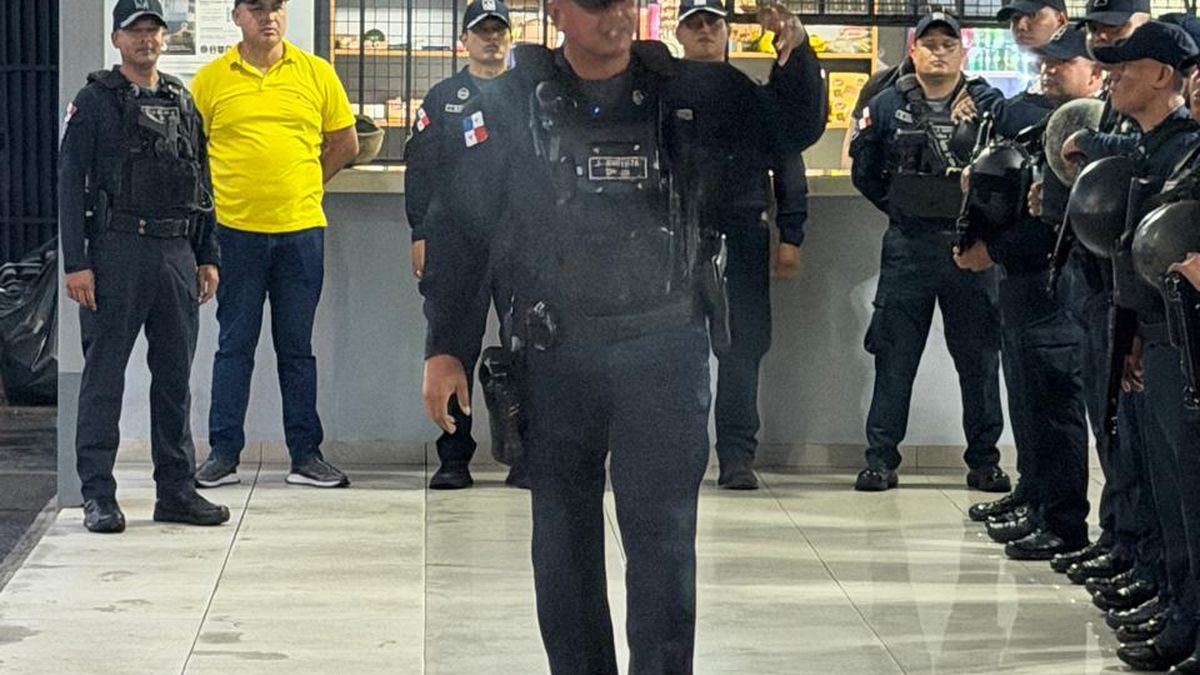 Durante el primer día del Toque de Queda en los corregimientos Belisario Frías y Arnulfo Arias del distrito de San Miguelito, establecido mediante Decreto Alcaldicio 06, la Policía Nacional aprehendió a 38 personas y detectó a dos menores, quienes se encontraban en la vía pública en horas no permitidas. Durante el primer día del Toque de Queda en los corregimientos Belisario Frías y Arnulfo Arias del distrito de San Miguelito, establecido mediante Decreto Alcaldicio 06, la Policía Nacional aprehendió a 38 personas y detectó a dos menores, quienes se encontraban en la vía pública en horas no permitidas.