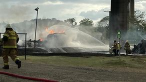 Miembros del Cuerpo de bomberos lucharon contra las grandes llamaradas provocado por el incendio.