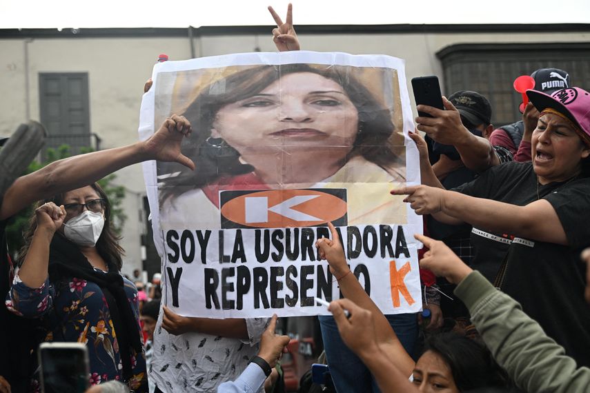 Cinco manifestantes más murieron este lunes en las protestas en Perú que reclaman la renuncia de la flamante presidenta Dina Boluarte, lo que elevó a siete el total de fallecidos desde el domingo, pese a la propuesta de la mandataria de adelantar elecciones para abril de 2024.
