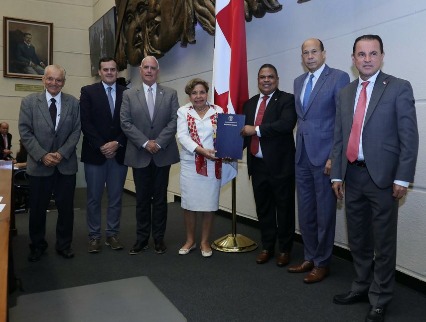 Distinguen con el nombre de presidente Roberto F. Chiari a la ampliación a ocho carriles de la carretera Panamericana. Distinguen con el nombre de presidente Roberto F. Chiari a la ampliación a ocho carriles de la carretera Panamericana. 