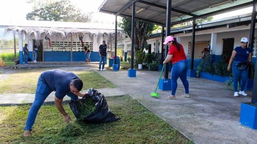 Para apoyar las labores de Con Escuelas, los funcionarios se trasladaron a la Escuela de La Pita, ubicada en el distrito de David.