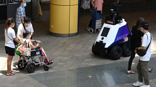 Robots patrulleros despiertan temores en Singapur