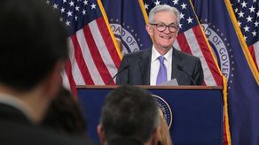 La Reserva Federal de Estados Unidos (Fed, banco central) bajó, con división de opiniones, los tipos de interés un cuarto de punto por tercera vez consecutiva por preocupaciones sobre el mercado laboral.