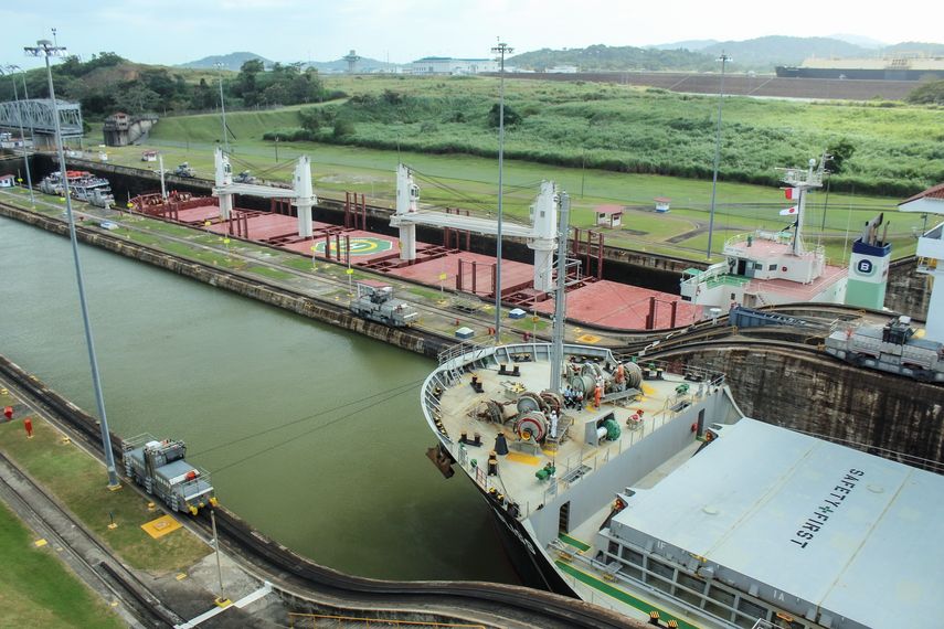 Canal de Panamá reporta un calado máximo para el tránsito de buques.
