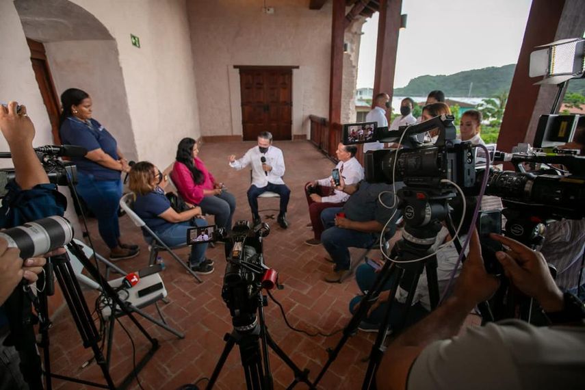 El presidente Nito Cortizo en medio de la tradicional atención a los medios de comunicación en la Gira de Trabajo Comunitario. El presidente Nito Cortizo en medio de la tradicional atención a los medios de comunicación en la Gira de Trabajo Comunitario.