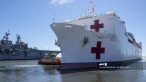 Buque hospital llega a Los Ángeles para aliviar capacidad hospitalaria