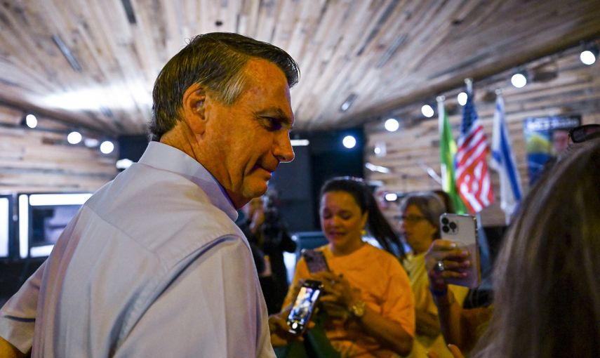 El ultraderechista Jair Bolsonaro prometió este jueves una firme oposición al gobierno del izquierdista Luiz Inácio Lula de Silva, al regresar de Estados Unidos a Brasil tres meses después de perder por poco la reelección.