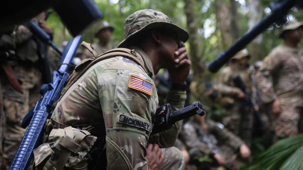 Tropas de Estados Unidos y de Panamá continúan su participación este viernes en los primeros ejercicios conjuntos de 2026 para aprender las claves de las operaciones militares en la selva. Tropas de Estados Unidos y de Panamá continúan su participación este viernes en los primeros ejercicios conjuntos de 2026 para aprender las claves de las operaciones militares en la selva.