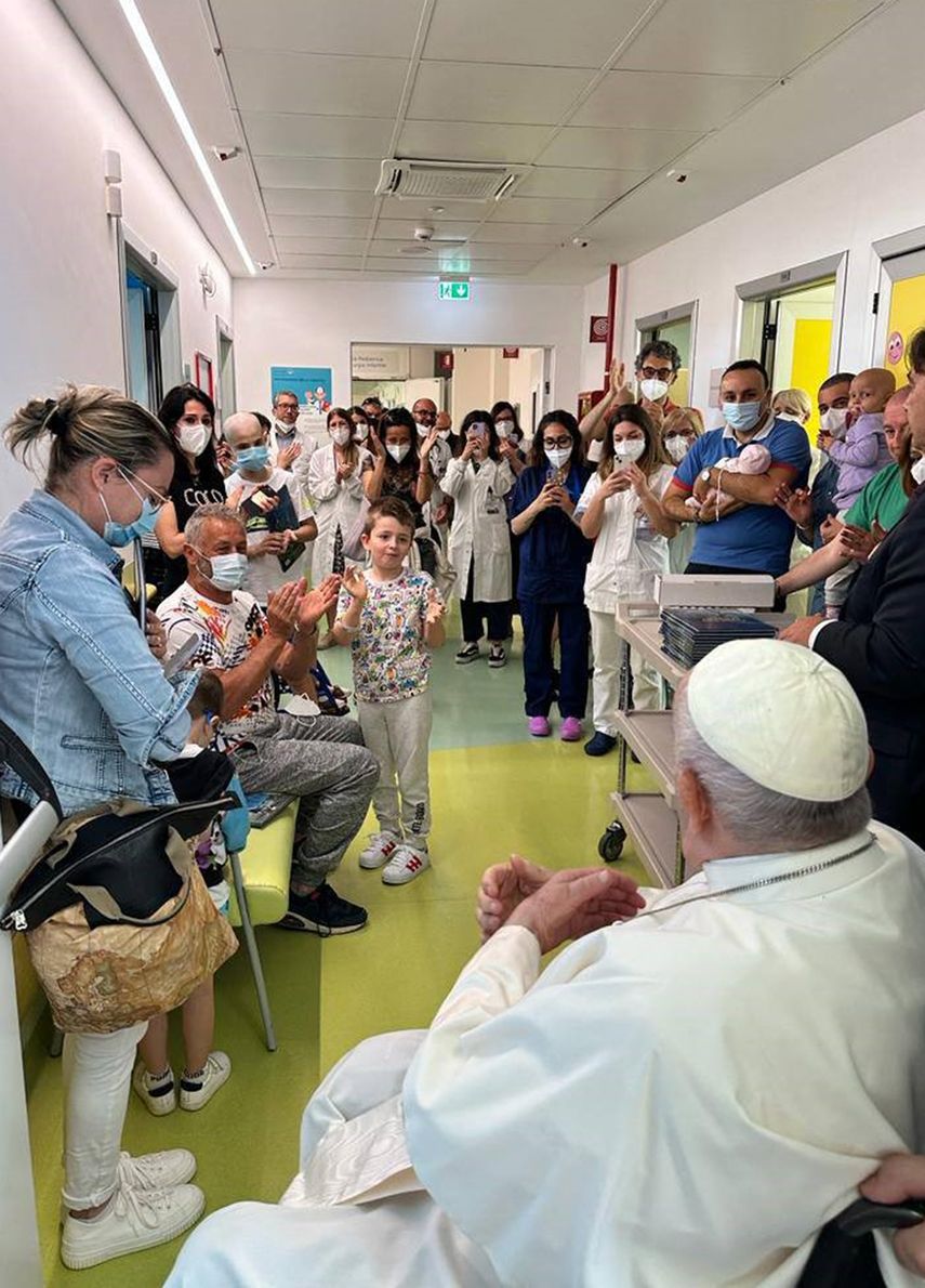 Tras nueve días ingresado por una operación de abdomen, el papa Francisco, de 86 años, abandonó este viernes el hospital Gemelli de Roma para regresar al Vaticano, donde su evolución será vigilada de cerca ante un verano con una agenda cargada. Tras nueve días ingresado por una operación de abdomen, el papa Francisco, de 86 años, abandonó este viernes el hospital Gemelli de Roma para regresar al Vaticano, donde su evolución será vigilada de cerca ante un verano con una agenda cargada.