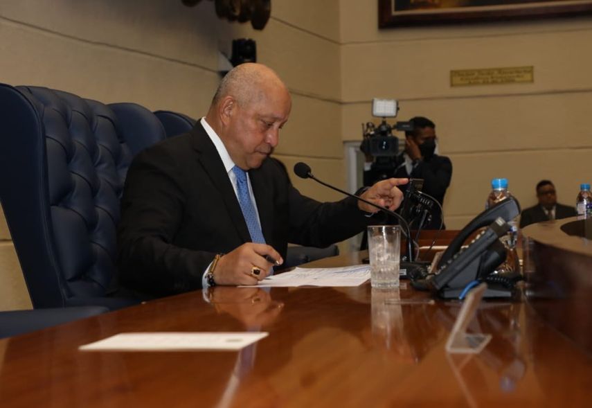 El diputado, Crispiano Adames, anunció estar dispuesto a renunciar al cargo de primer vicepresidente del PRD como parte de una propuesta renovadora del colectivo. El diputado, Crispiano Adames, anunció estar dispuesto a renunciar al cargo de primer vicepresidente del PRD como parte de una propuesta renovadora del colectivo.