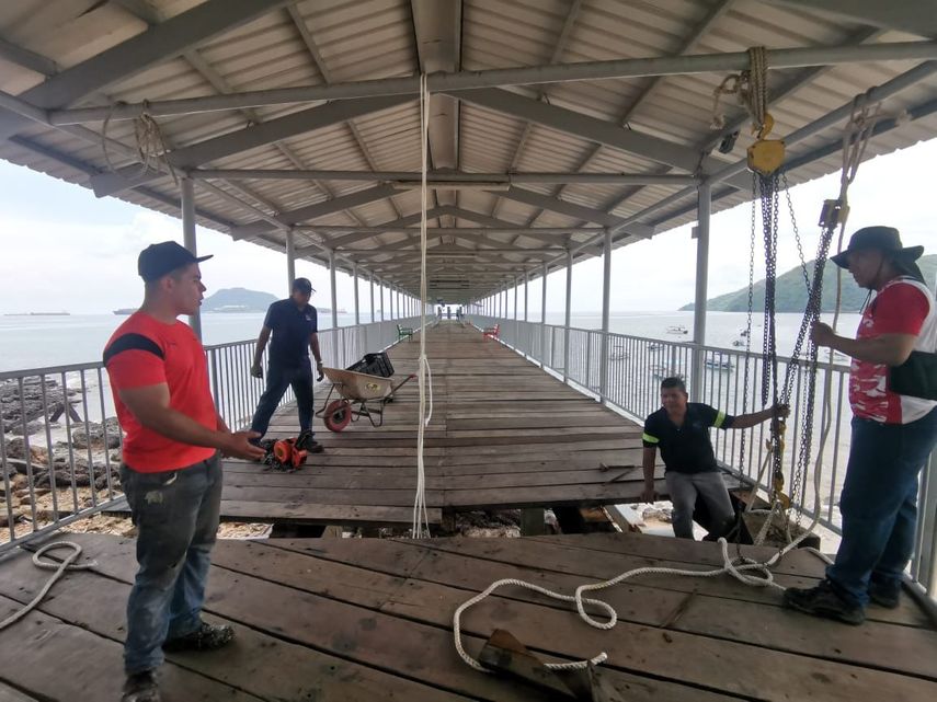 Personal de la Autoridad Marítima de Panamá (AMP) continúa en la isla de Taboga realizando reparaciones luego que parte de la estructura del muelle próximo a tierra se viera afectado por las máximas mareas registradas en el Pacífico panameño. Personal de la Autoridad Marítima de Panamá (AMP) continúa en la isla de Taboga realizando reparaciones luego que parte de la estructura del muelle próximo a tierra se viera afectado por las máximas mareas registradas en el Pacífico panameño.