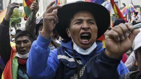 Enardecida multitud aymara en La Paz grita que vuelva Evo