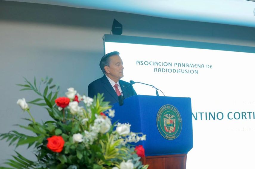 El presidente de la Asociación Panameña de Radiodifusión (APR), Pedro Nicanor Solís Espino, destacó el importante apoyo que recibió la radiodifusión de parte del presidente Laurentino Nito Cortizo para evitar el cierre de medios de comunicación. El presidente de la Asociación Panameña de Radiodifusión (APR), Pedro Nicanor Solís Espino, destacó el importante apoyo que recibió la radiodifusión de parte del presidente Laurentino Nito Cortizo para evitar el cierre de medios de comunicación.