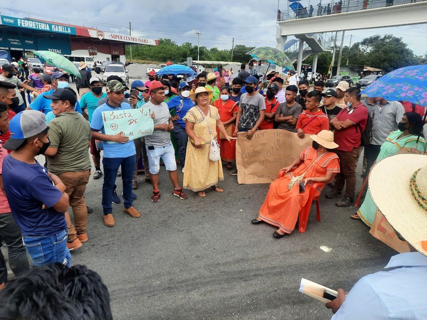 Como apoyo a las protestas y paro que mantienen gremios docentes a nivel nacional por el costo del combustible grupos de la comarca Ngäbe-Buglé cerraron la carretera en el oriente chiricano.