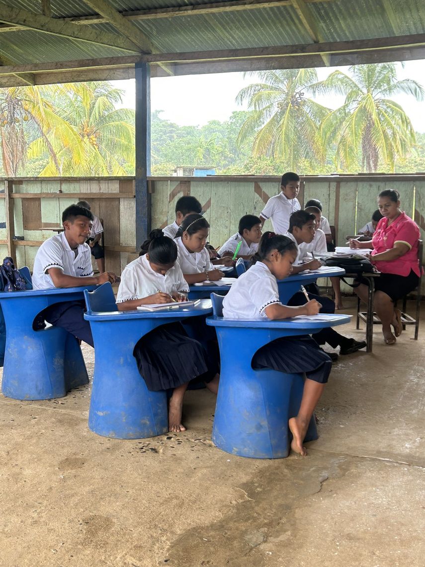 Estudiantes de la comarca Ngäbe Buglé deben atravesar largos caminos para llegar a un centro educativo. Estudiantes de la comarca Ngäbe Buglé deben atravesar largos caminos para llegar a un centro educativo.