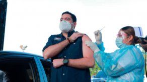 Vicepresidente Carrizo recibe primera dosis de AstraZeneca