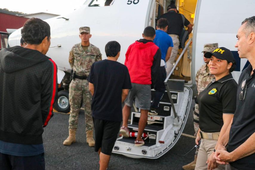 Panamá y Estados Unidos, siguen accionando la implementación del plan de deportación establecido en el memorándum de entendimiento firmado el pasado mes de julio, en el que se estableció el traslado de manera segura de 36 ciudadanos ecuatorianos. Panamá y Estados Unidos, siguen accionando la implementación del plan de deportación establecido en el memorándum de entendimiento firmado el pasado mes de julio, en el que se estableció el traslado de manera segura de 36 ciudadanos ecuatorianos.