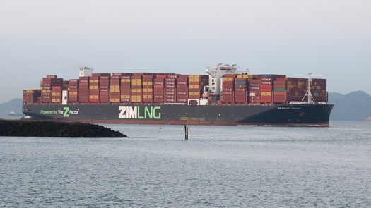 La Cámara Marítima de Panamá (CMP) expresó este miércoles su rechazo a un proyecto de ley que propone una nueva tasa al movimiento de contenedores y servicios vinculados a la actividad portuaria y logística, porque restaría competitividad al nodo logístico del país que alberga al Canal interoceánico. La Cámara Marítima de Panamá (CMP) expresó este miércoles su rechazo a un proyecto de ley que propone una nueva tasa al movimiento de contenedores y servicios vinculados a la actividad portuaria y logística, porque restaría competitividad al nodo logístico del país que alberga al Canal interoceánico.