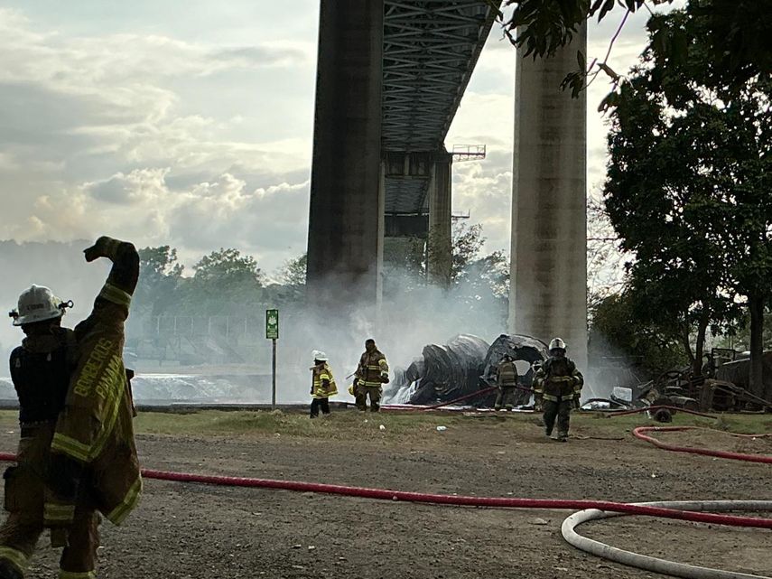Bomberos mantienen investigación sobre causas del incendio en La Boca