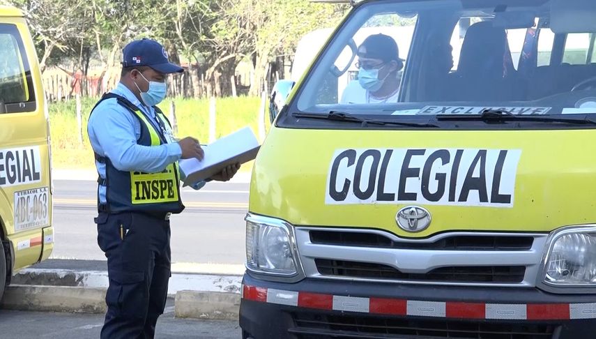 Los buses colegiales deben pasar por la inspección de la ATTT para poder transportar a estudiantes antes del inicio de clases.
