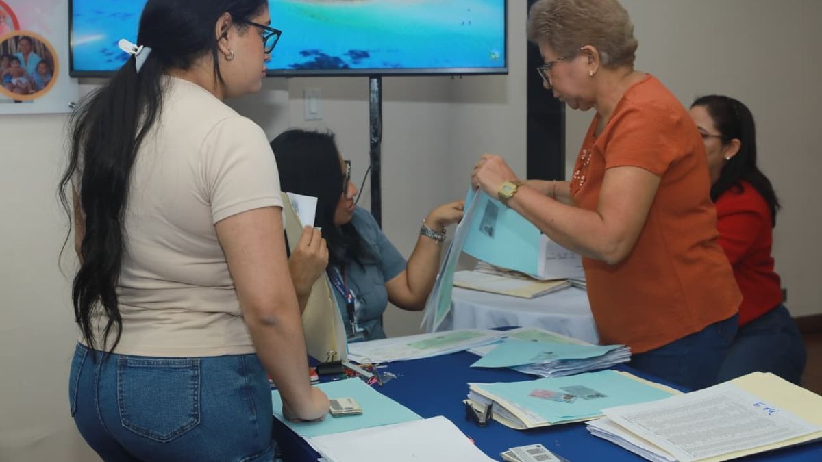 El Ministerio de Desarrollo Social (MIDES) realizó este viernes la sexta jornada de entrega de pagos correspondientes a prestaciones laborales y primas de antigüedad a exfuncionarios que brindaron servicios a la institución. El Ministerio de Desarrollo Social (MIDES) realizó este viernes la sexta jornada de entrega de pagos correspondientes a prestaciones laborales y primas de antigüedad a exfuncionarios que brindaron servicios a la institución.